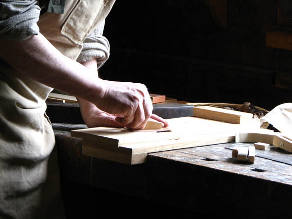 Nacemos de la influencia y formación  heredada en el sector de la <strong>carpintería de madera y ebanistería  en Santa Pau.</strong>